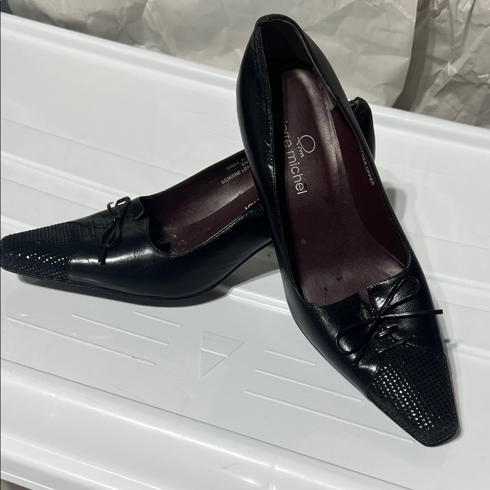 Black Women's heel with Bow Detail
